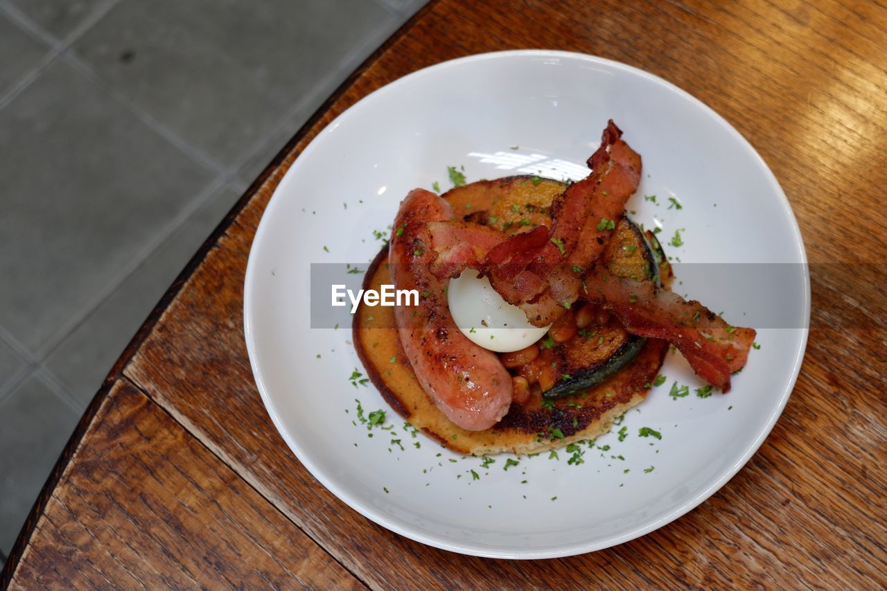 HIGH ANGLE VIEW OF FOOD ON TABLE