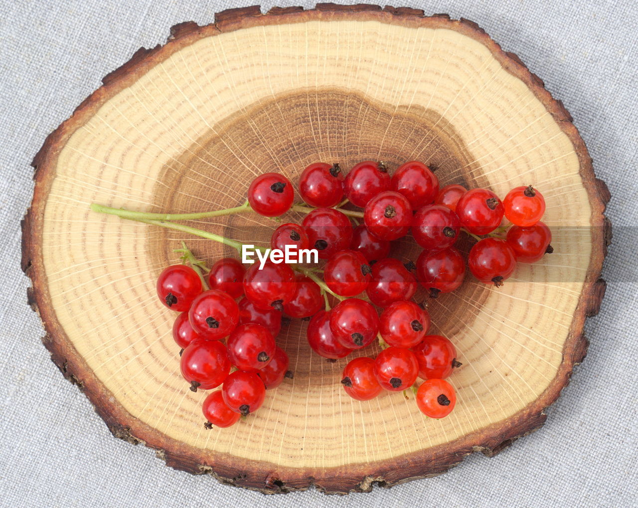 HIGH ANGLE VIEW OF CHERRIES IN CONTAINER