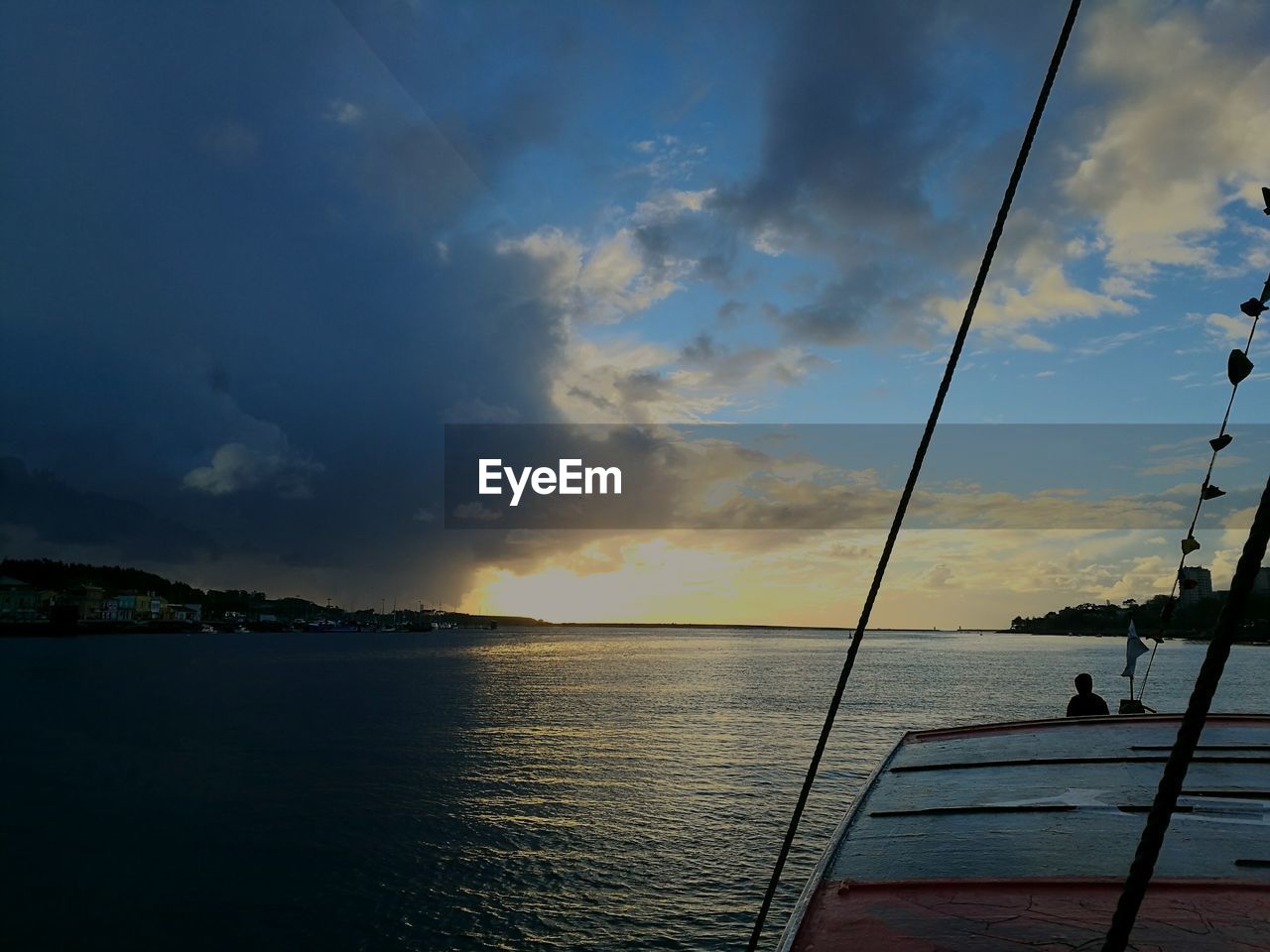 SCENIC VIEW OF SEA AGAINST SUNSET SKY