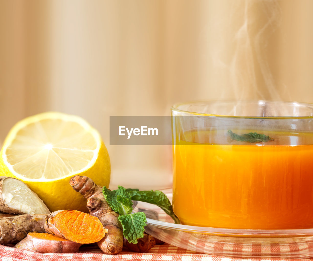 CLOSE-UP OF ORANGE JUICE IN GLASS