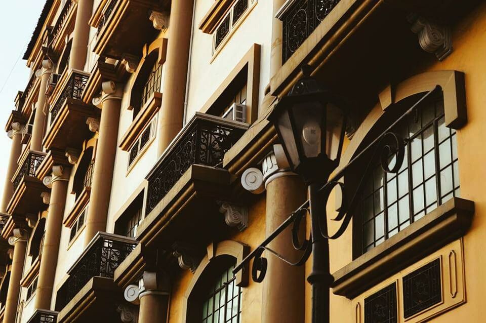 LOW ANGLE VIEW OF BUILDINGS IN CITY