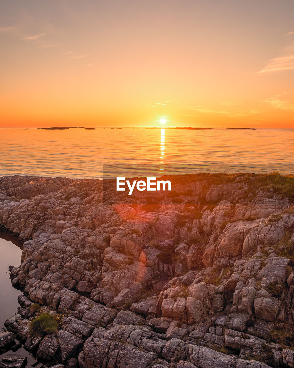 sunset, sky, scenics - nature, beauty in nature, sea, sun, water, nature, land, dawn, orange color, environment, horizon, tranquility, landscape, sunlight, rock, horizon over water, tranquil scene, dramatic sky, cloud, coast, beach, idyllic, travel, no people, travel destinations, ocean, outdoors, evening, urban skyline, afterglow, romantic sky, seascape, non-urban scene, tourism, shore, sunbeam, reflection, twilight, atmospheric mood