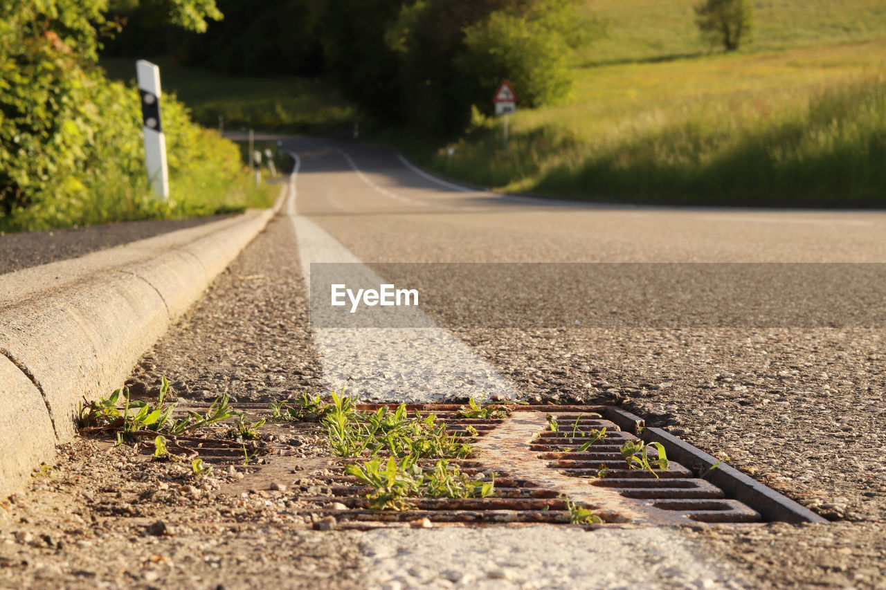 SURFACE LEVEL OF RAILROAD TRACKS