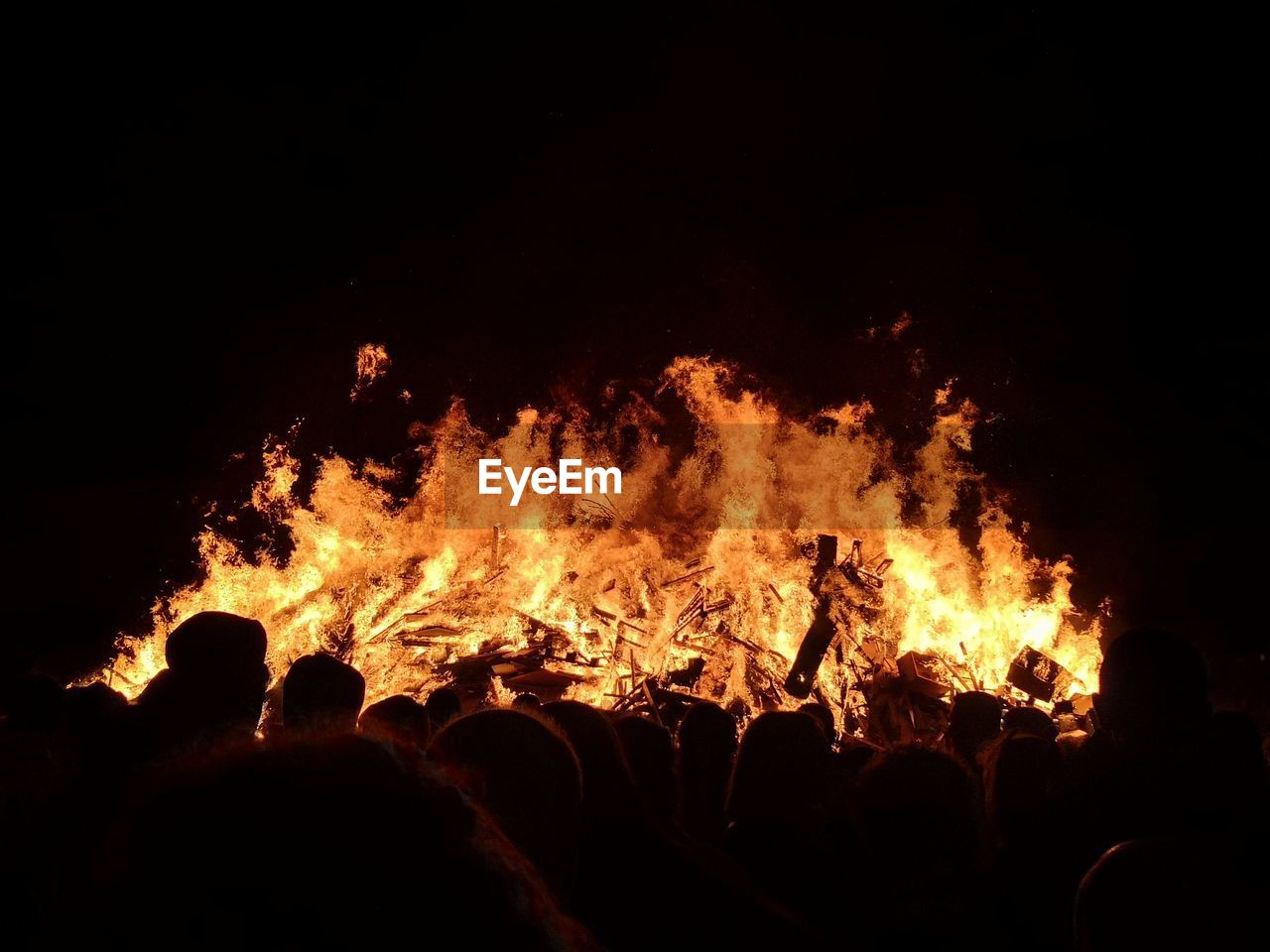 burning, fire, bonfire, flame, heat, night, campfire, group of people, nature, event, crowd, large group of people, orange color, glowing, arts culture and entertainment, motion, communication, performance, dark, warning sign, outdoors