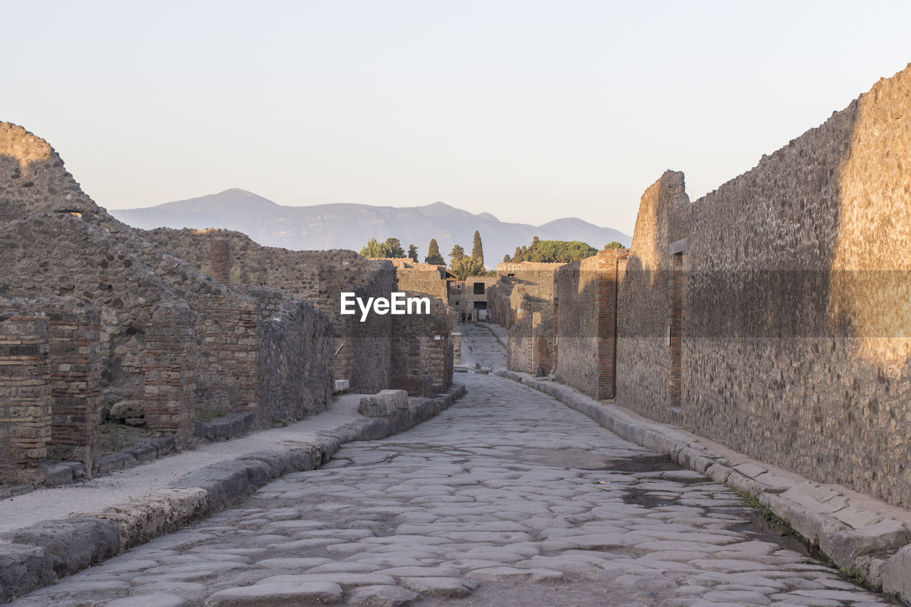 VIEW OF A RUINS