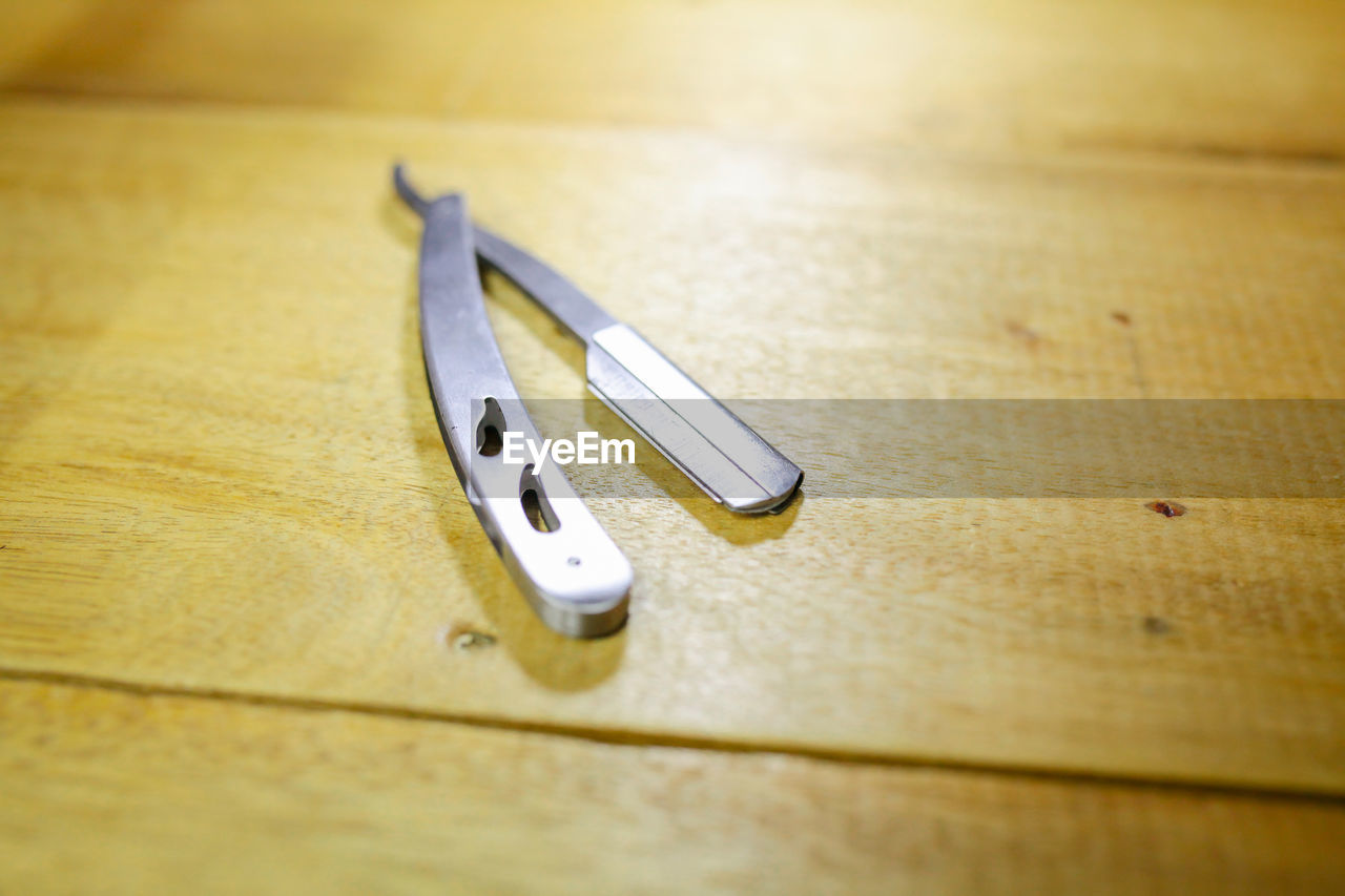 hand, indoors, wood, close-up, table, jewellery, ring, selective focus, still life, yellow, fashion accessory, metal, glasses, macro photography, finger