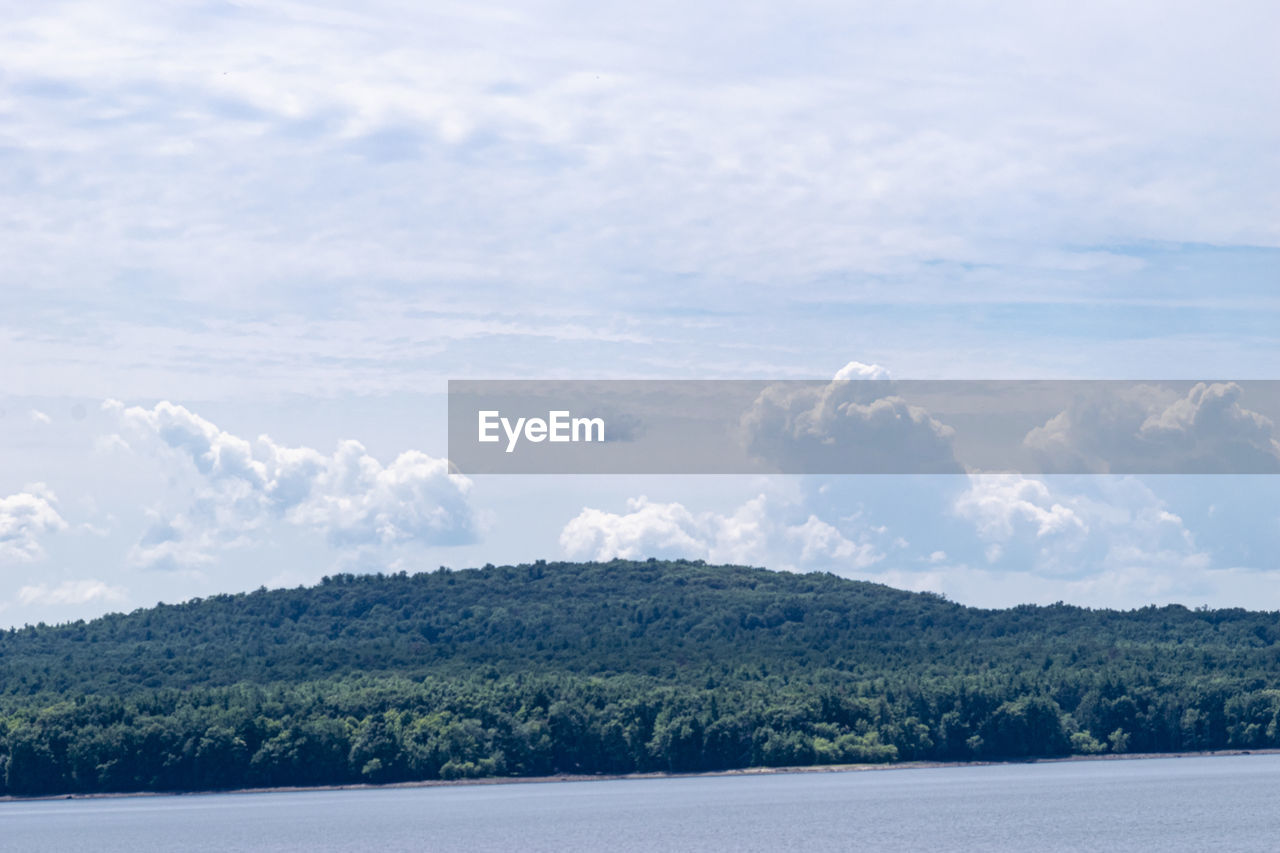 IDYLLIC VIEW OF LAKE AGAINST SKY