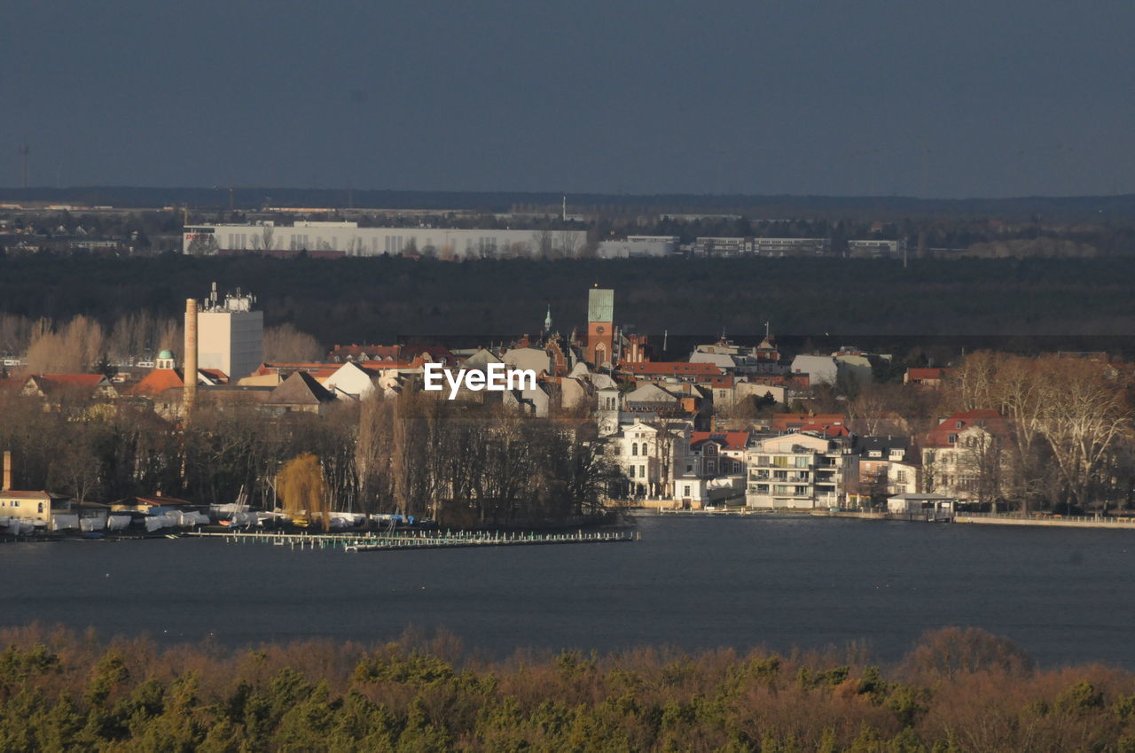 TOWNSCAPE BY SEA AGAINST SKY