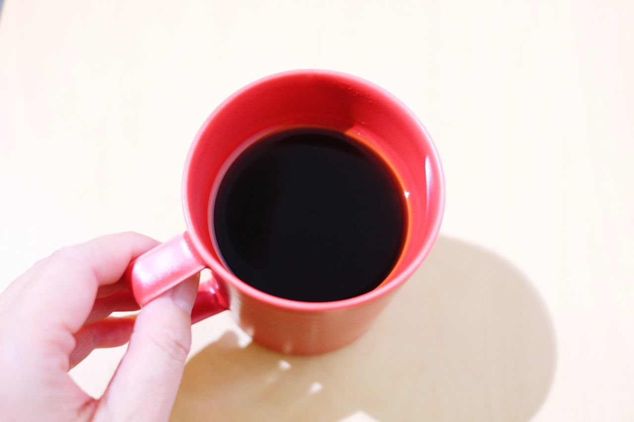 CROPPED IMAGE OF PERSON HOLDING COFFEE CUP