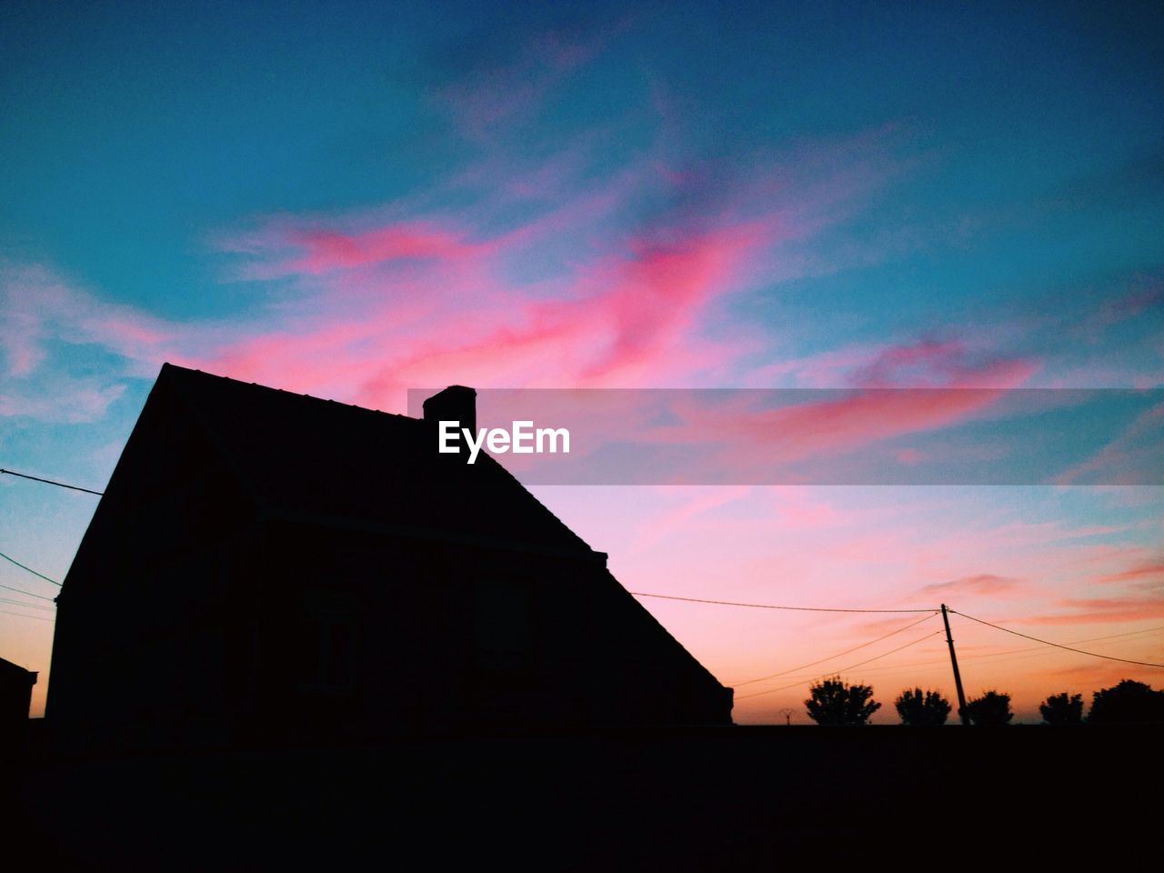 LOW ANGLE VIEW OF SILHOUETTE BUILDINGS AGAINST SKY