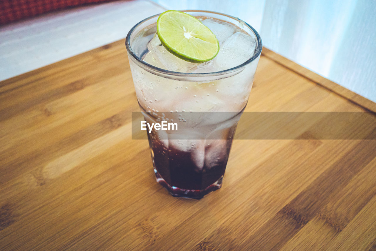 HIGH ANGLE VIEW OF DRINK IN GLASS