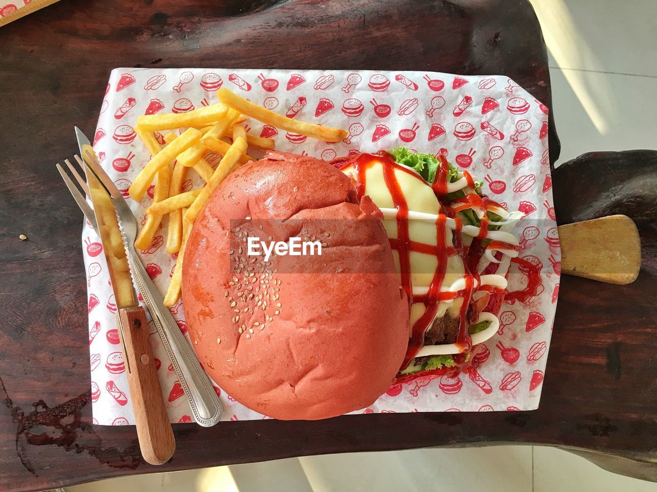 HIGH ANGLE VIEW OF BREAD IN PLATE ON TABLE