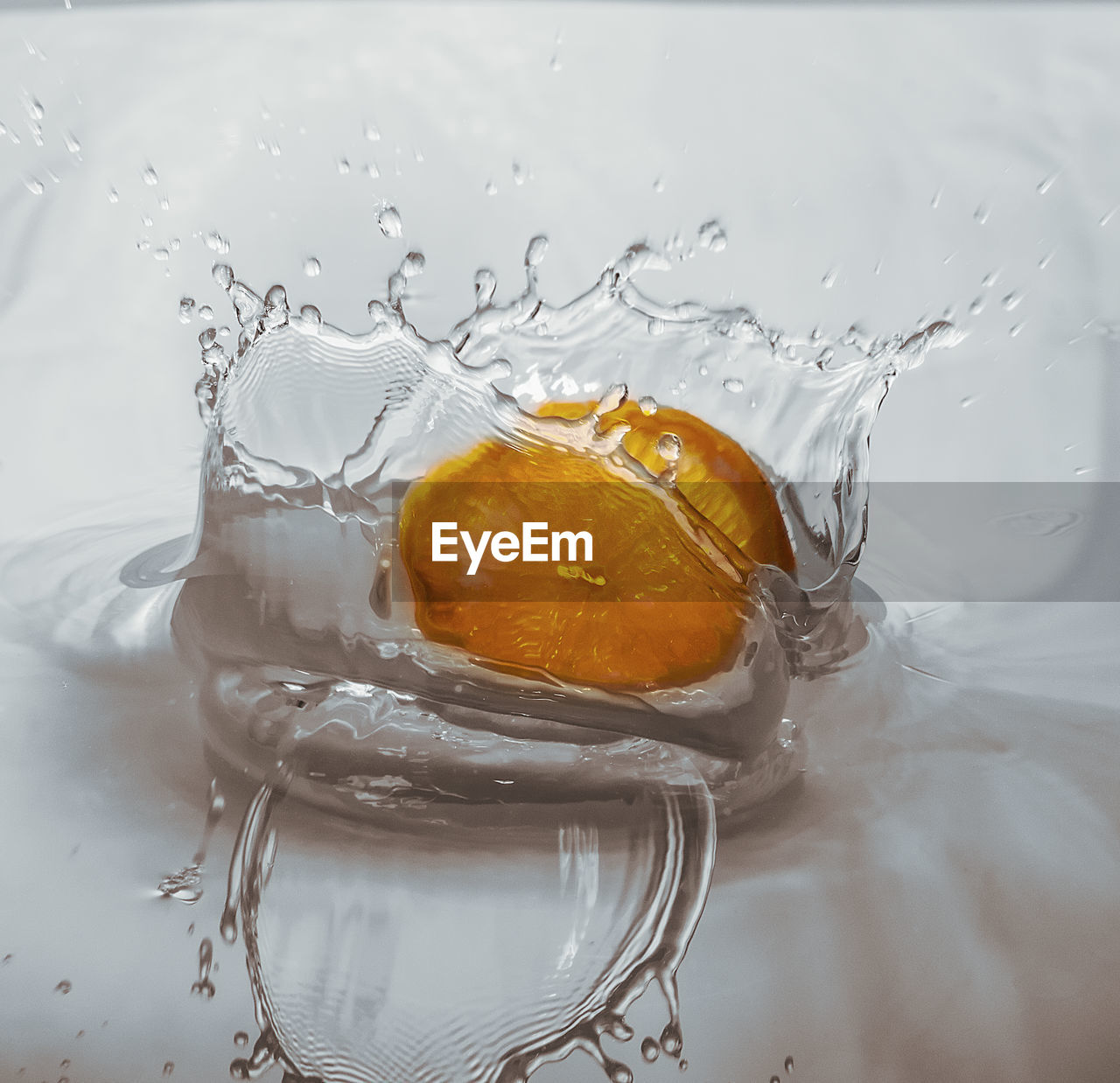 HIGH ANGLE VIEW OF LEMON IN GLASS