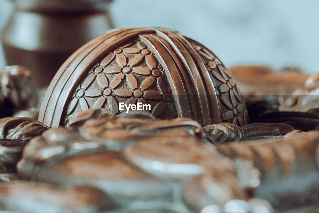 CLOSE-UP OF CAKE ON TABLE