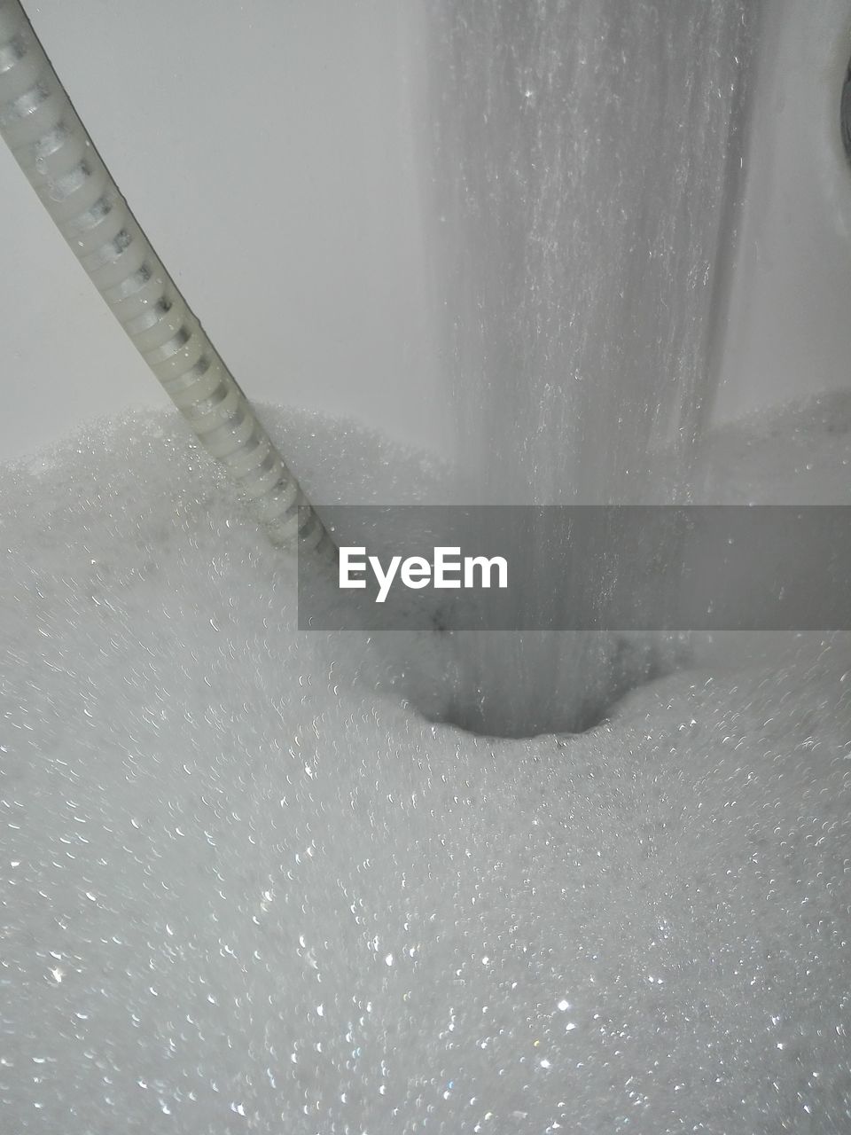 HIGH ANGLE VIEW OF BUBBLES IN WATER AT HOME