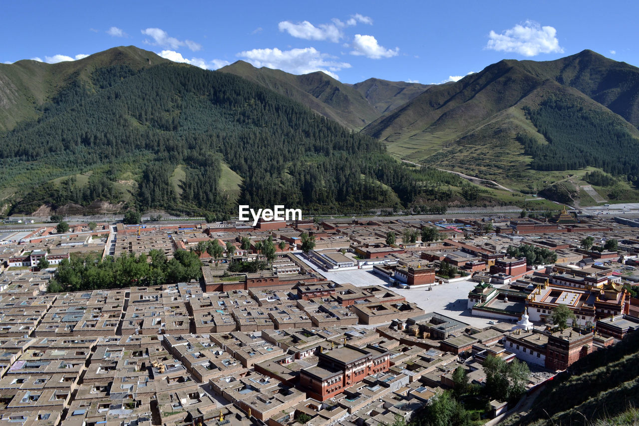 HIGH ANGLE VIEW OF BUILDINGS IN CITY