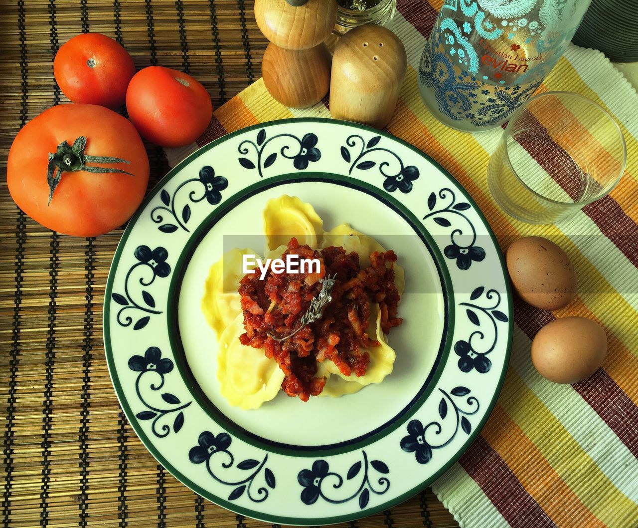 CLOSE-UP OF FOOD IN PLATE