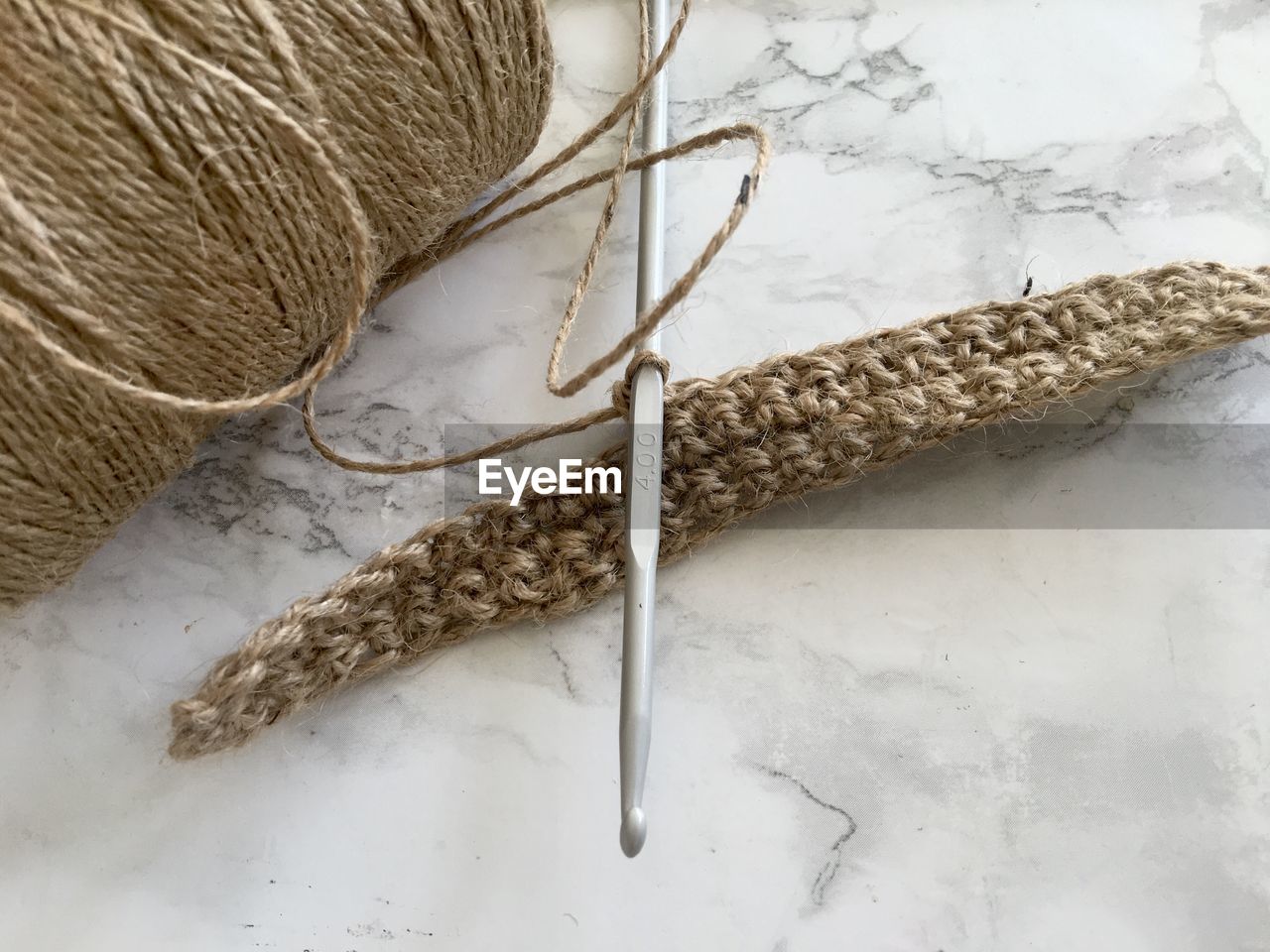HIGH ANGLE VIEW OF ROPE ON TABLE