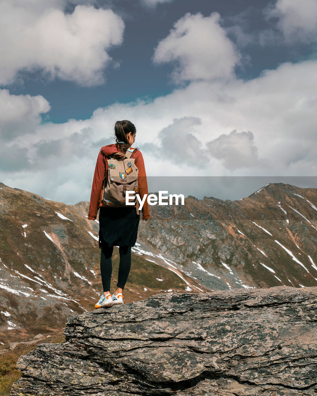 FULL LENGTH OF MAN STANDING ON MOUNTAIN AGAINST SKY