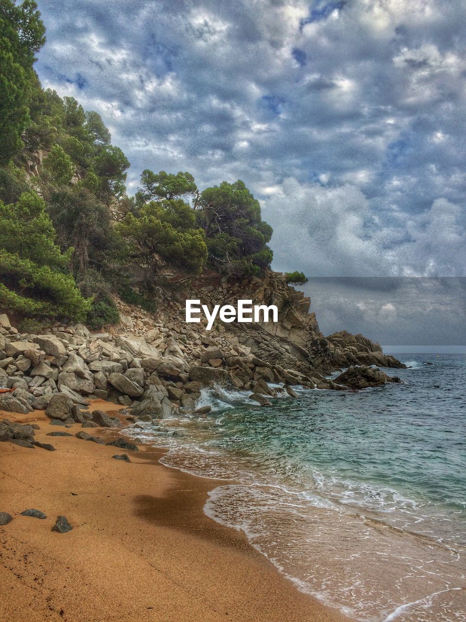 CLOSE-UP OF SEA AGAINST SKY