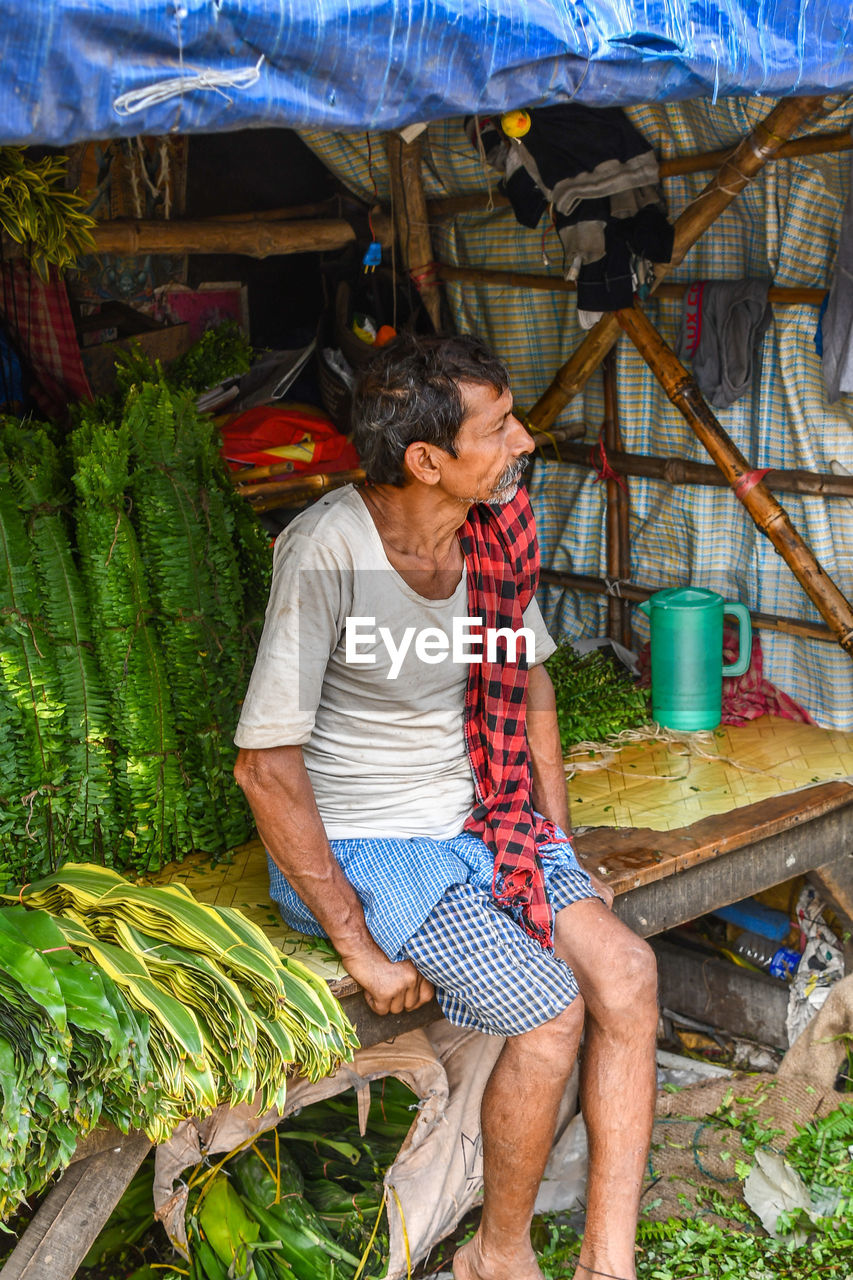 FULL LENGTH OF MAN WORKING WITH FOOD