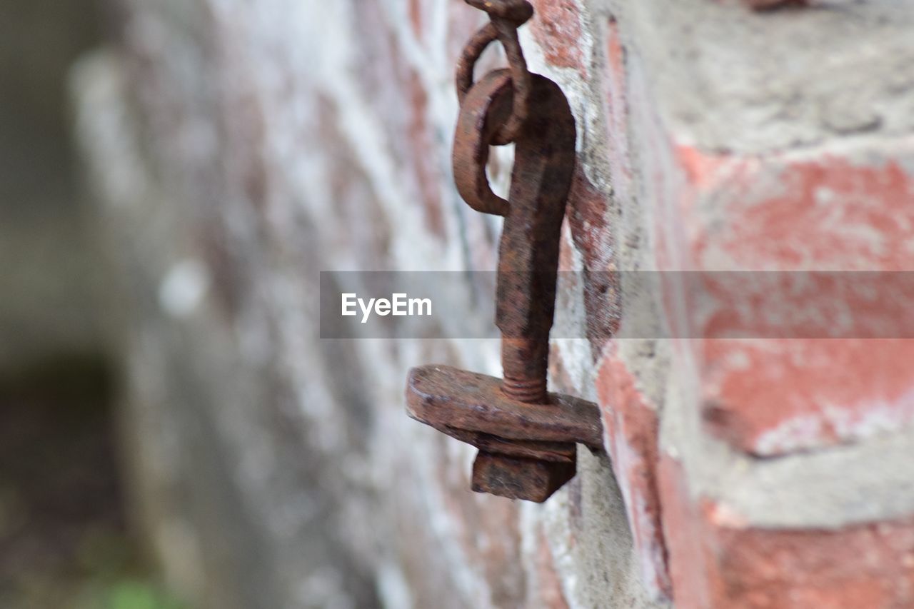 CLOSE-UP OF RUSTY METAL CHAIN