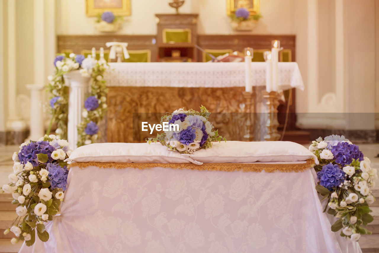 VIEW OF FLOWER POT ON TABLE