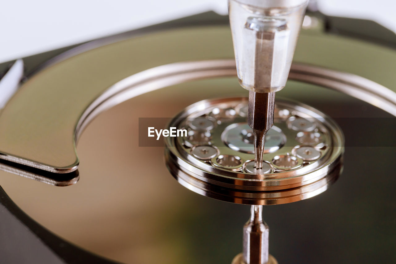 CLOSE-UP OF WATER DROPS ON GLASS OF FAUCET