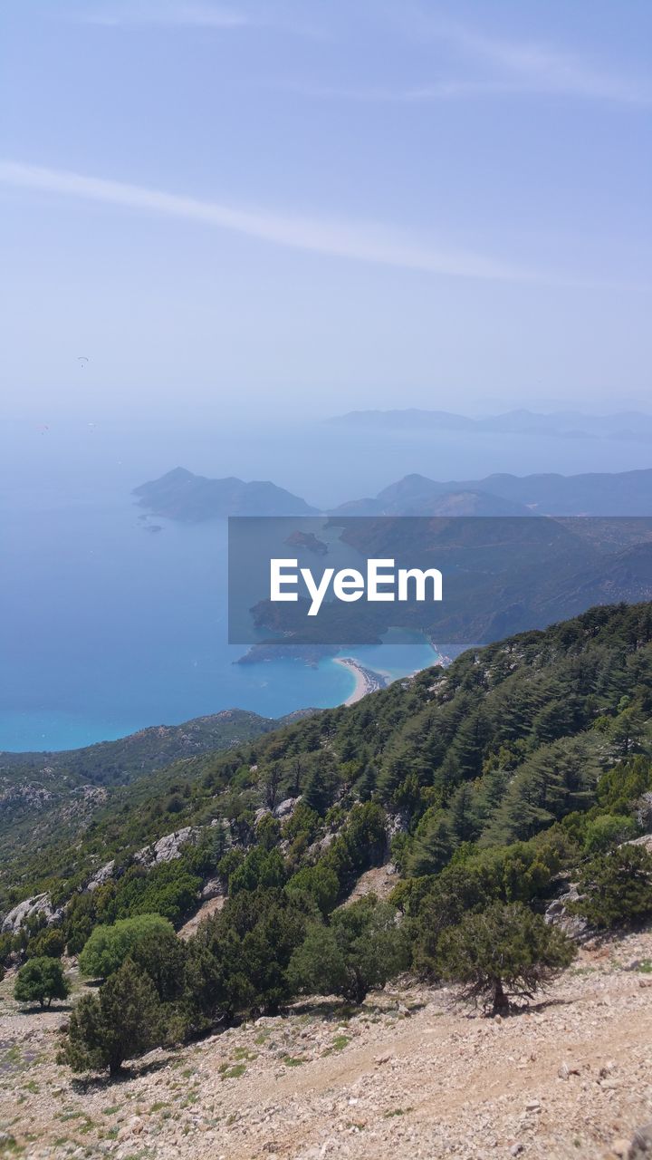 SCENIC VIEW OF SEA AND MOUNTAINS AGAINST SKY