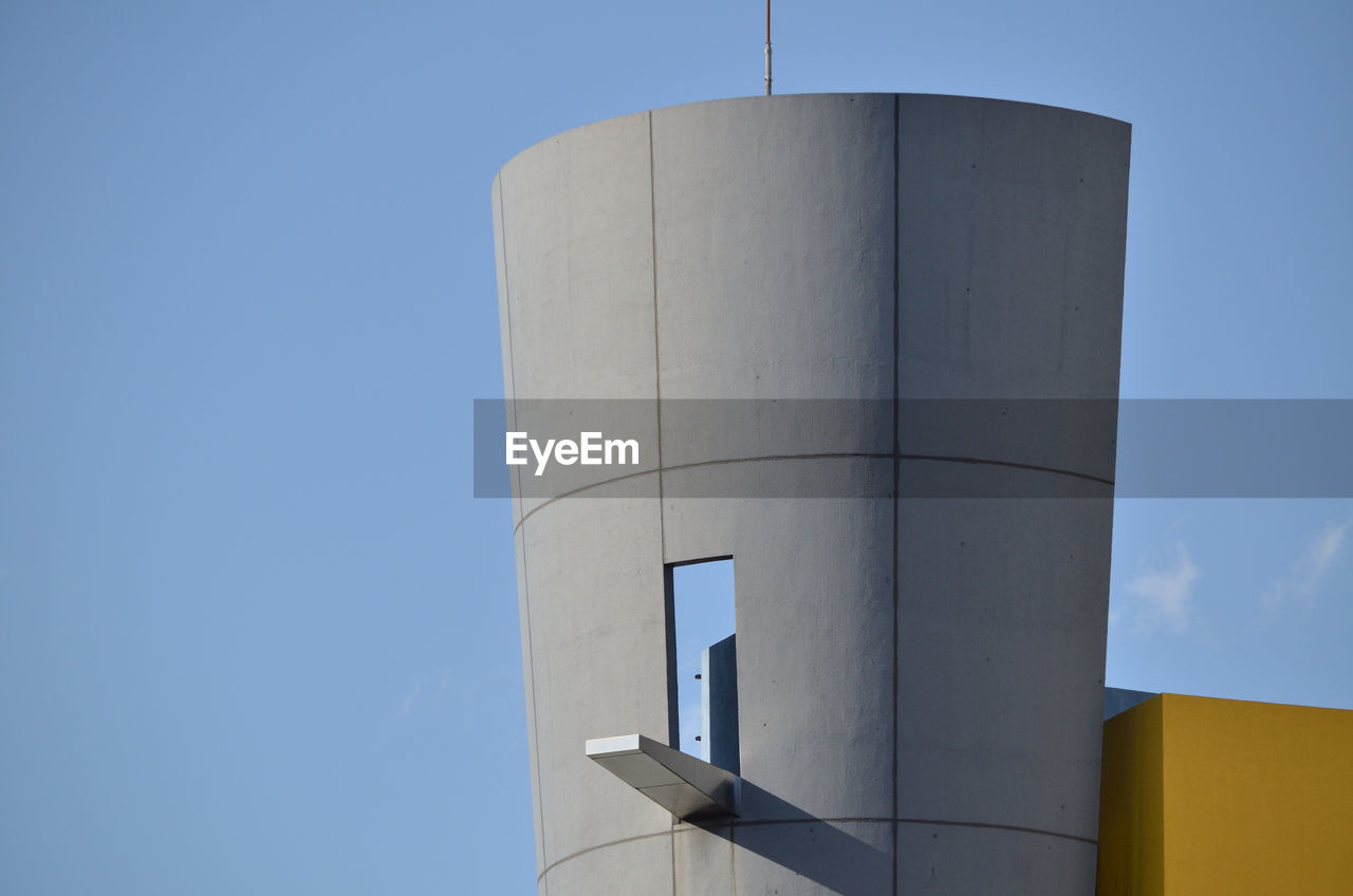 LOW ANGLE VIEW OF BUILDING AGAINST CLEAR BLUE SKY