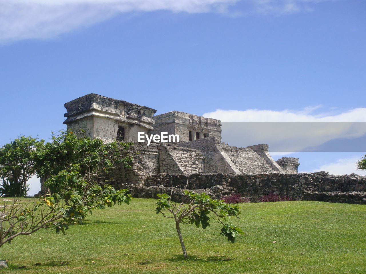 LOW ANGLE VIEW OF HISTORIC BUILDING AGAINST SKY