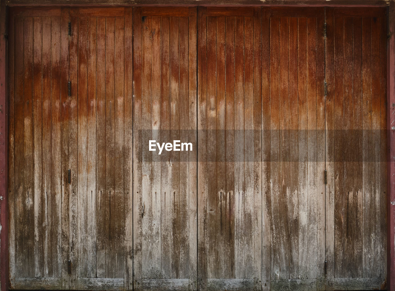 FULL FRAME SHOT OF WEATHERED WALL