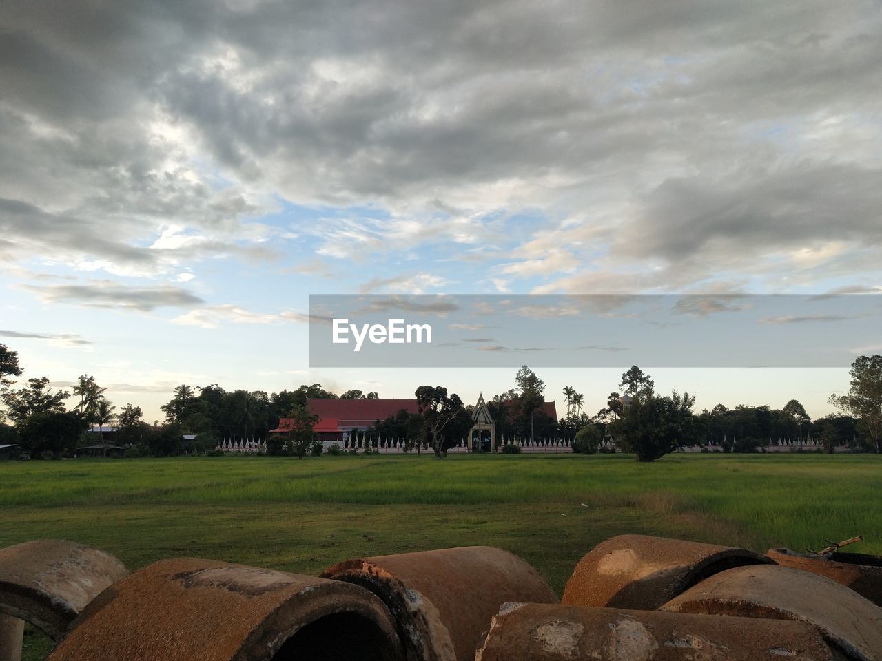 SCENIC VIEW OF FIELD AGAINST CLOUDY SKY