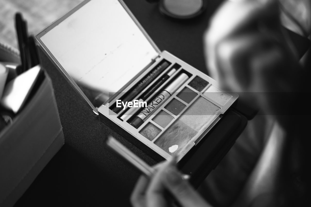 CLOSE-UP OF WOMAN HAND ON COMPUTER