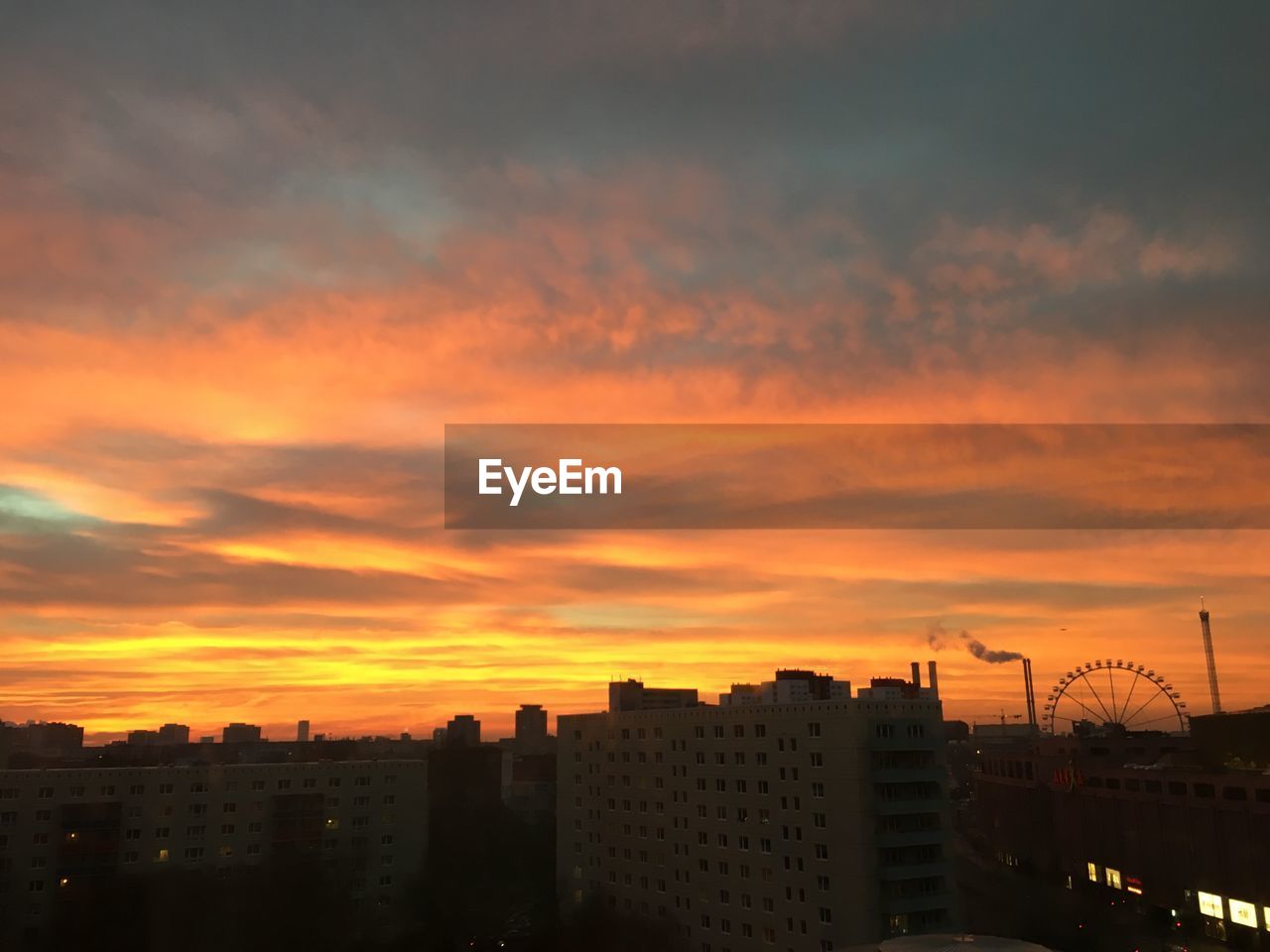 VIEW OF CITYSCAPE AT SUNSET