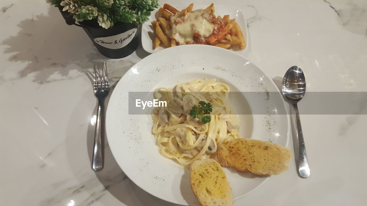 HIGH ANGLE VIEW OF FOOD SERVED IN PLATE ON TABLE