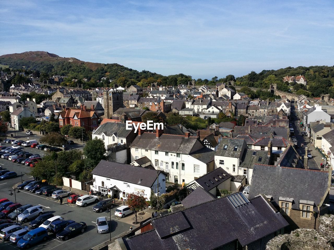 HIGH ANGLE VIEW OF BUILDINGS IN TOWN AGAINST SKY