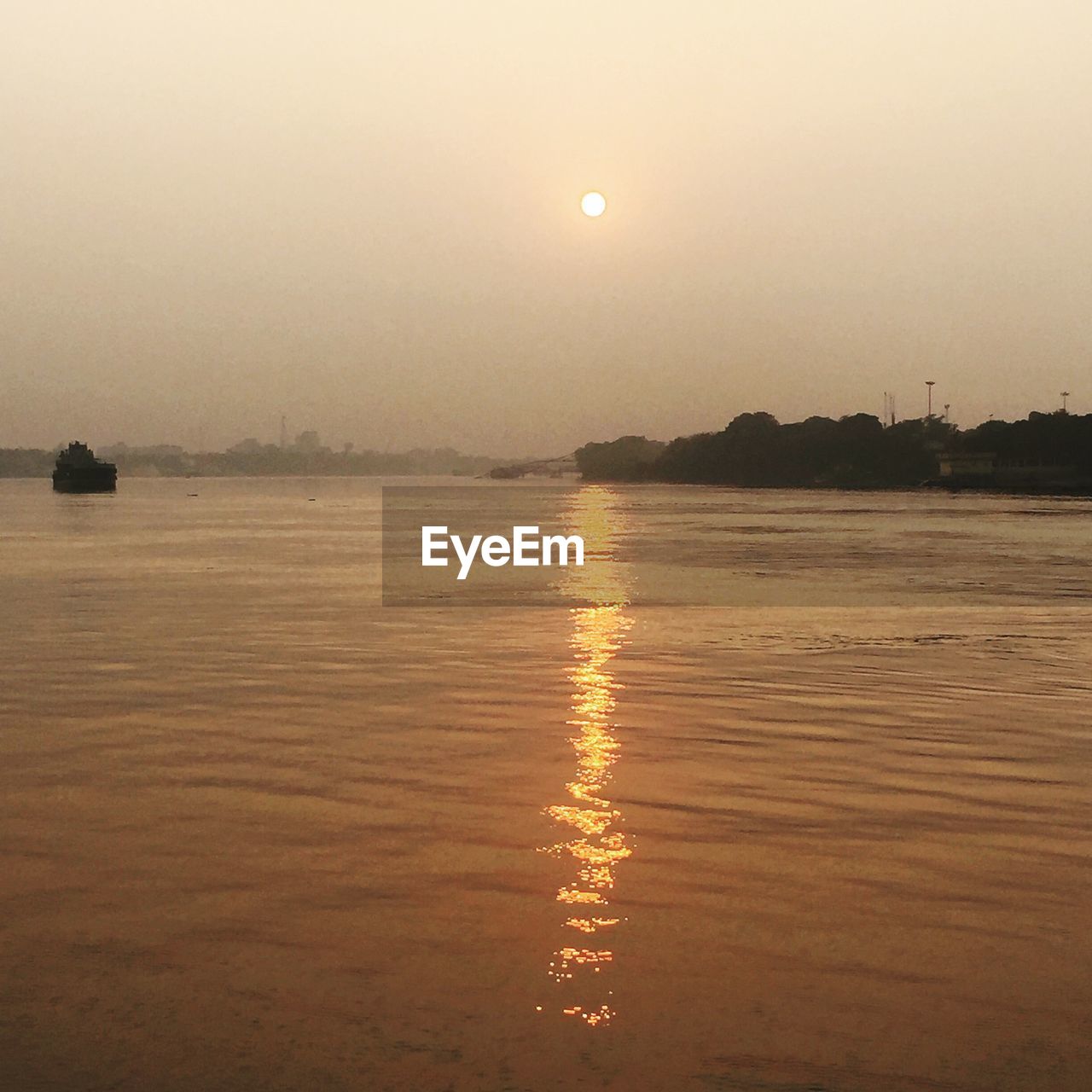 SCENIC VIEW OF SEA AGAINST CLEAR SKY AT SUNSET