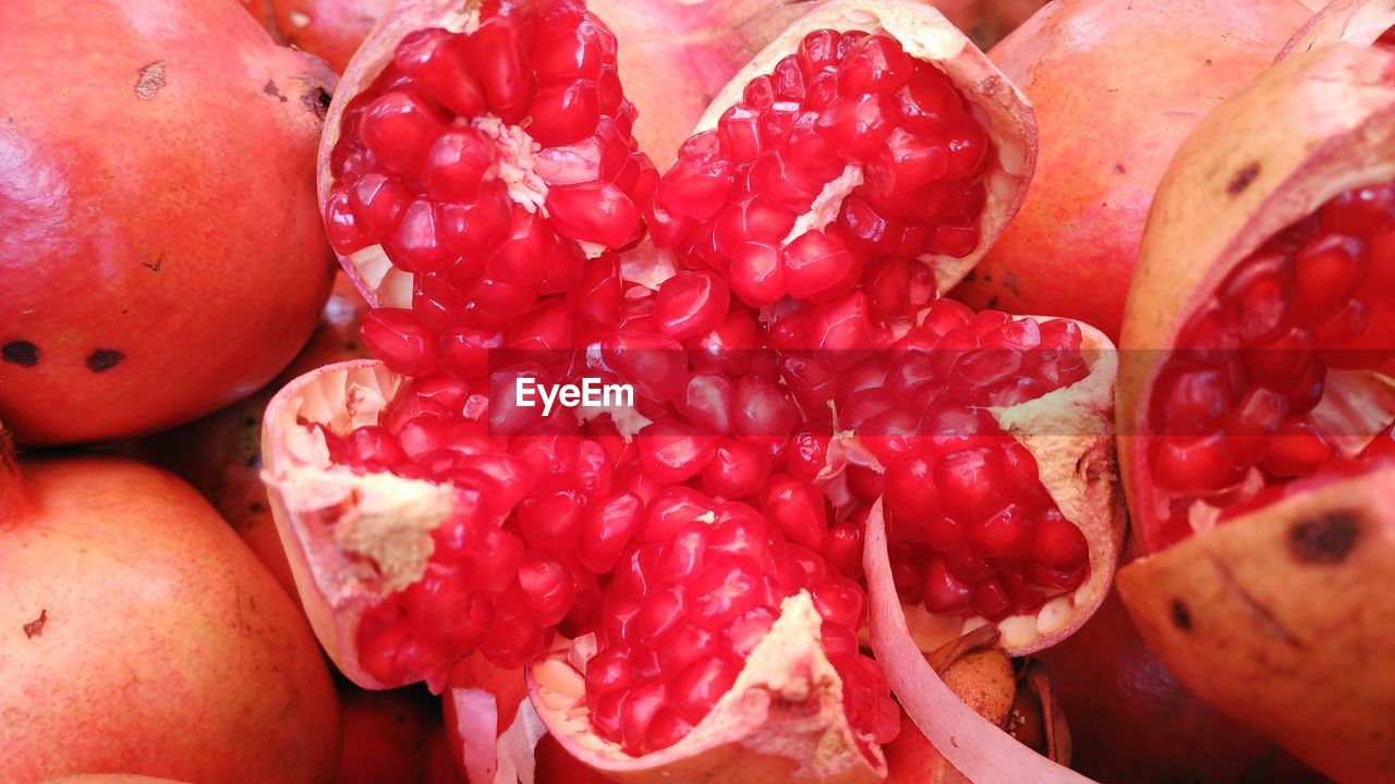 FULL FRAME SHOT OF RED STRAWBERRIES