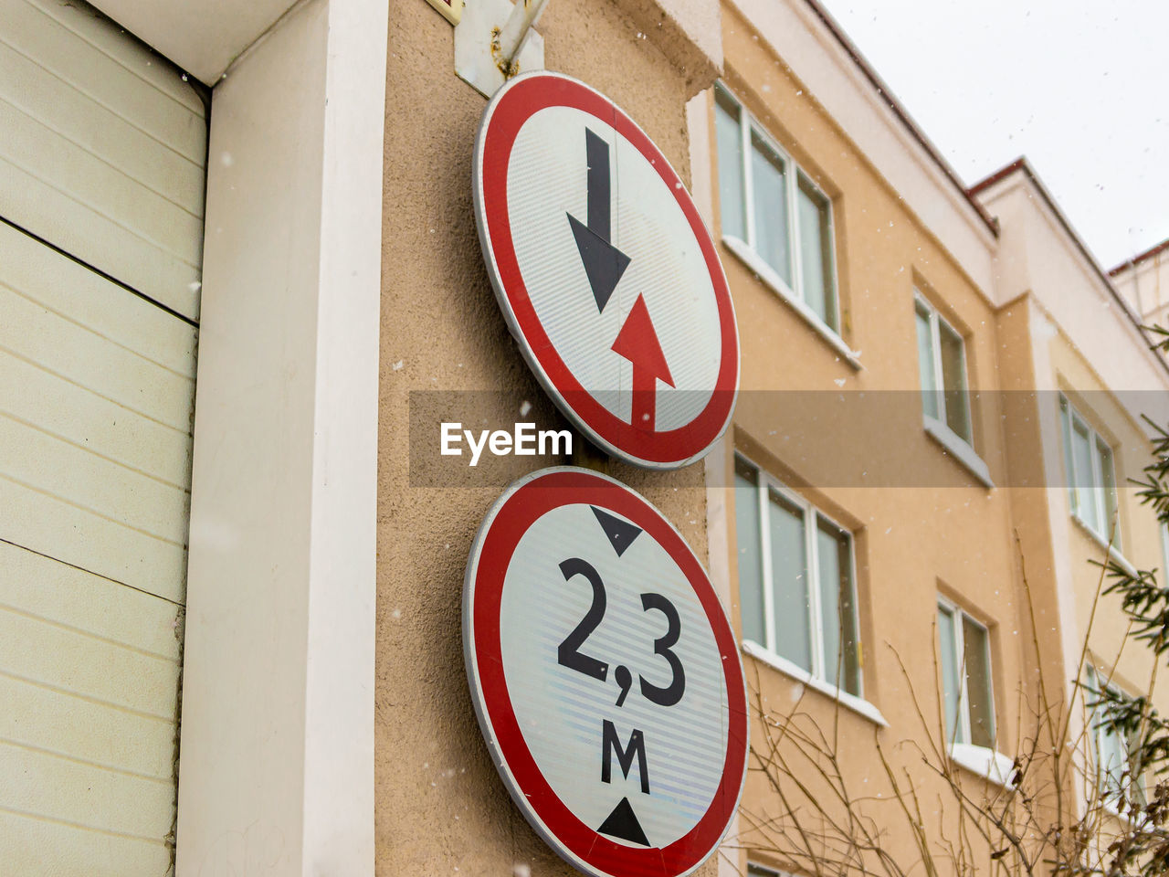 LOW ANGLE VIEW OF WARNING SIGN ON WALL