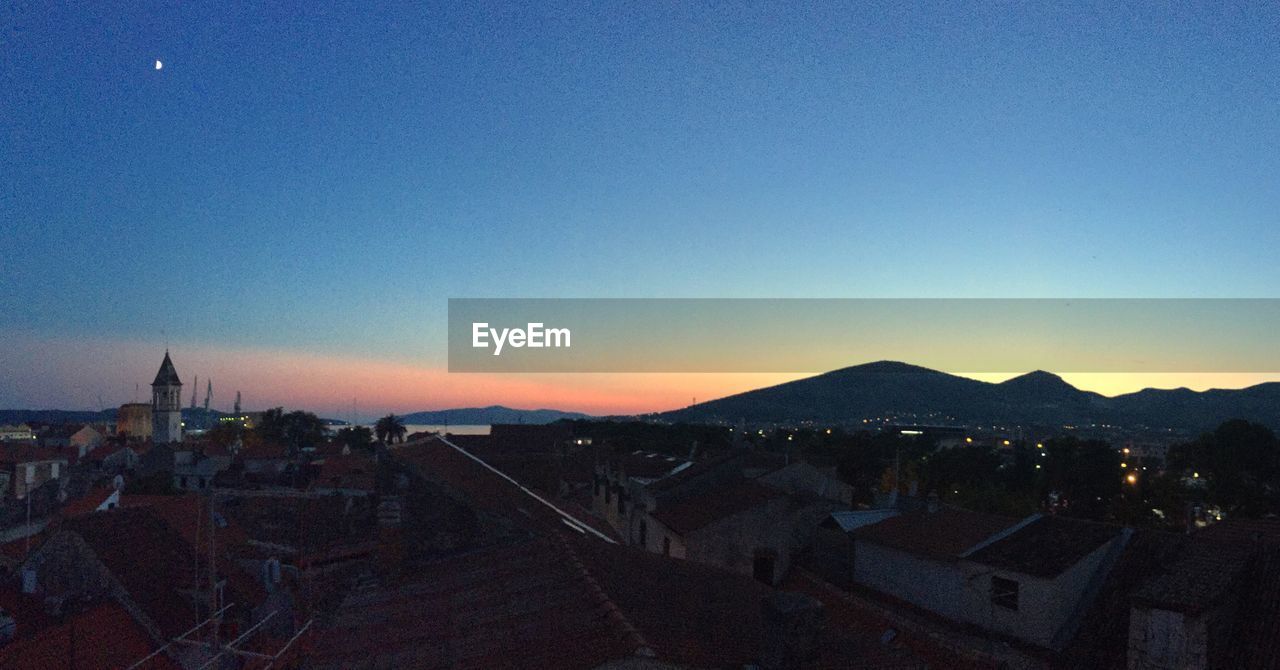 VIEW OF CITYSCAPE AT SUNSET