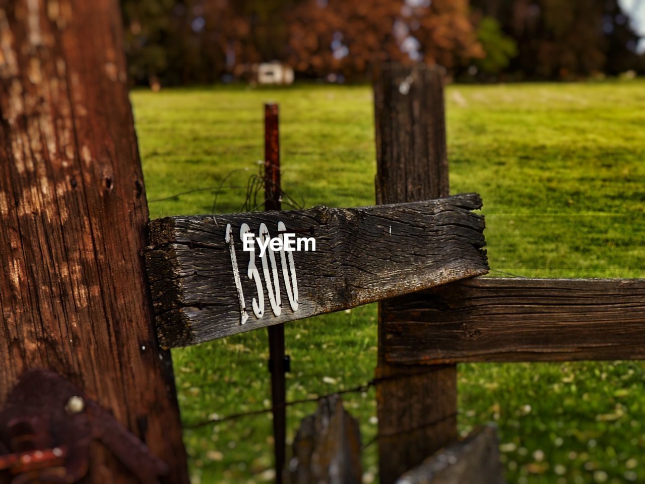 CLOSE-UP OF WOODEN POST ON FENCE