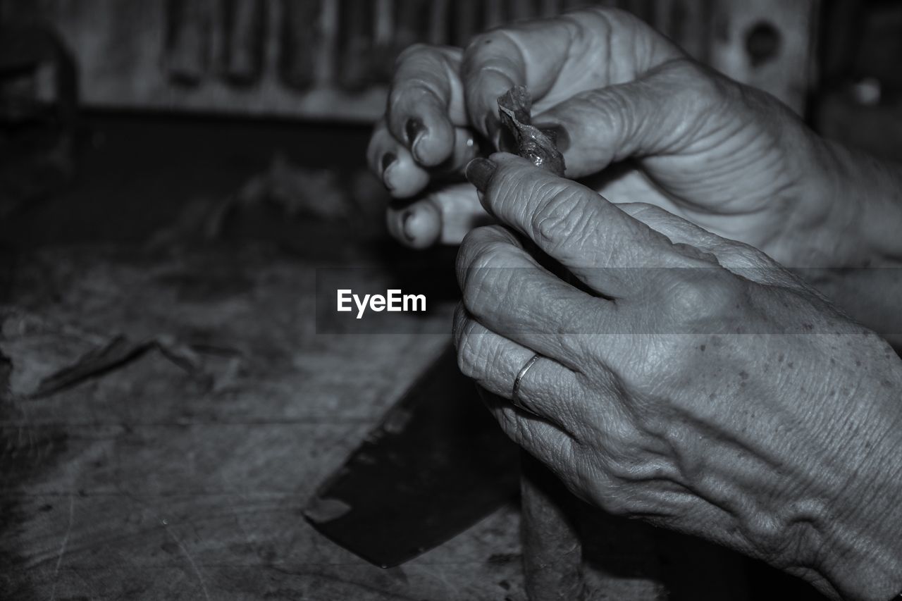 CLOSE-UP OF HUMAN HAND