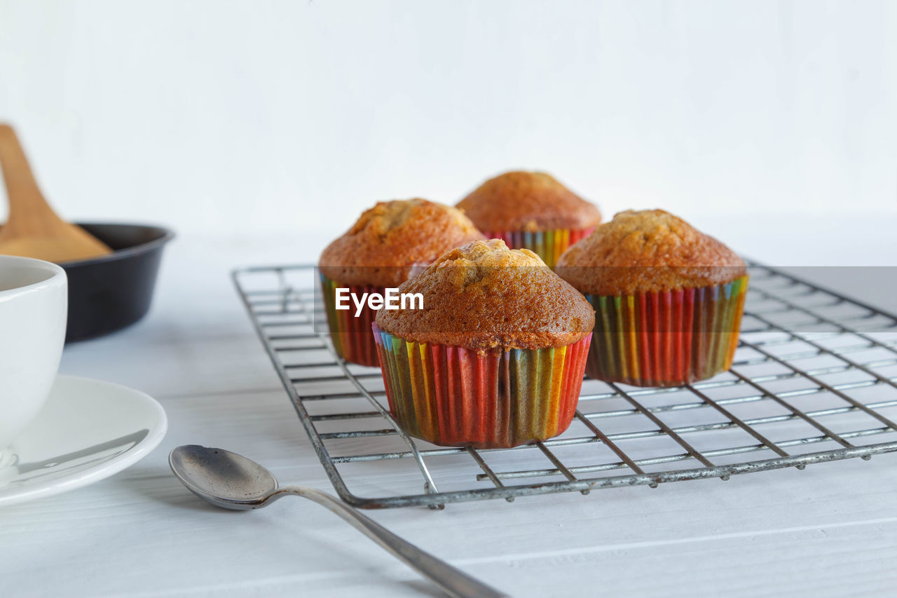 CLOSE-UP OF CUPCAKES IN TRAY