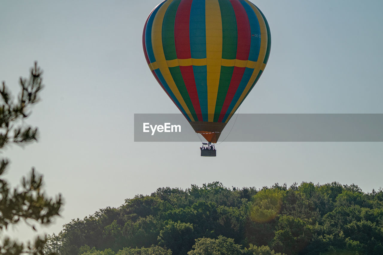 VIEW OF HOT AIR BALLOON IN SKY