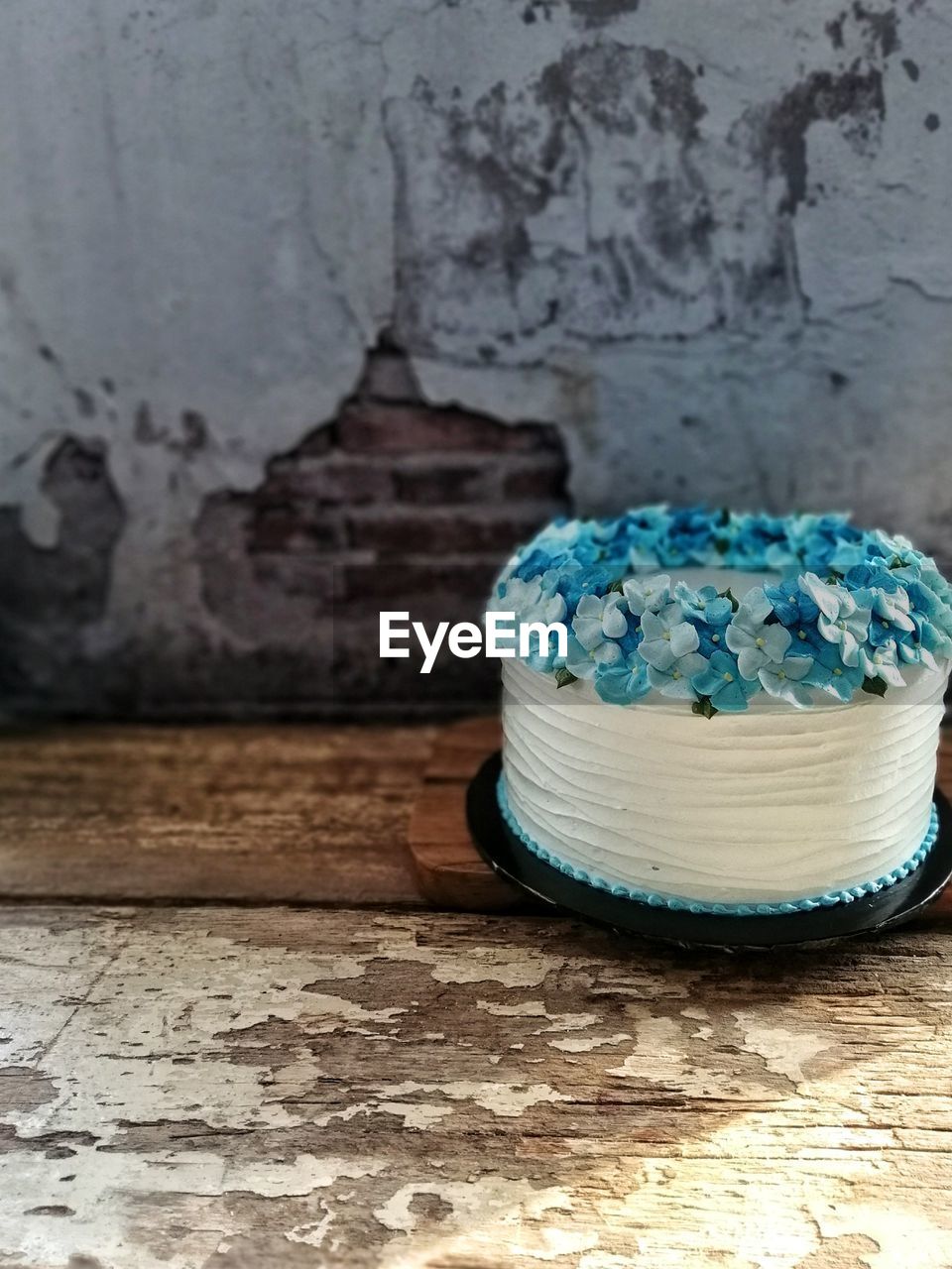 CLOSE-UP OF BIRTHDAY CAKE ON TABLE