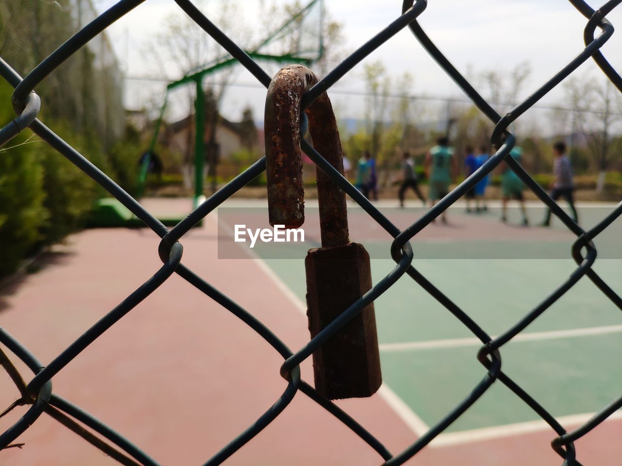 FULL FRAME SHOT OF CHAINLINK FENCE WITH CHAIN ON METAL