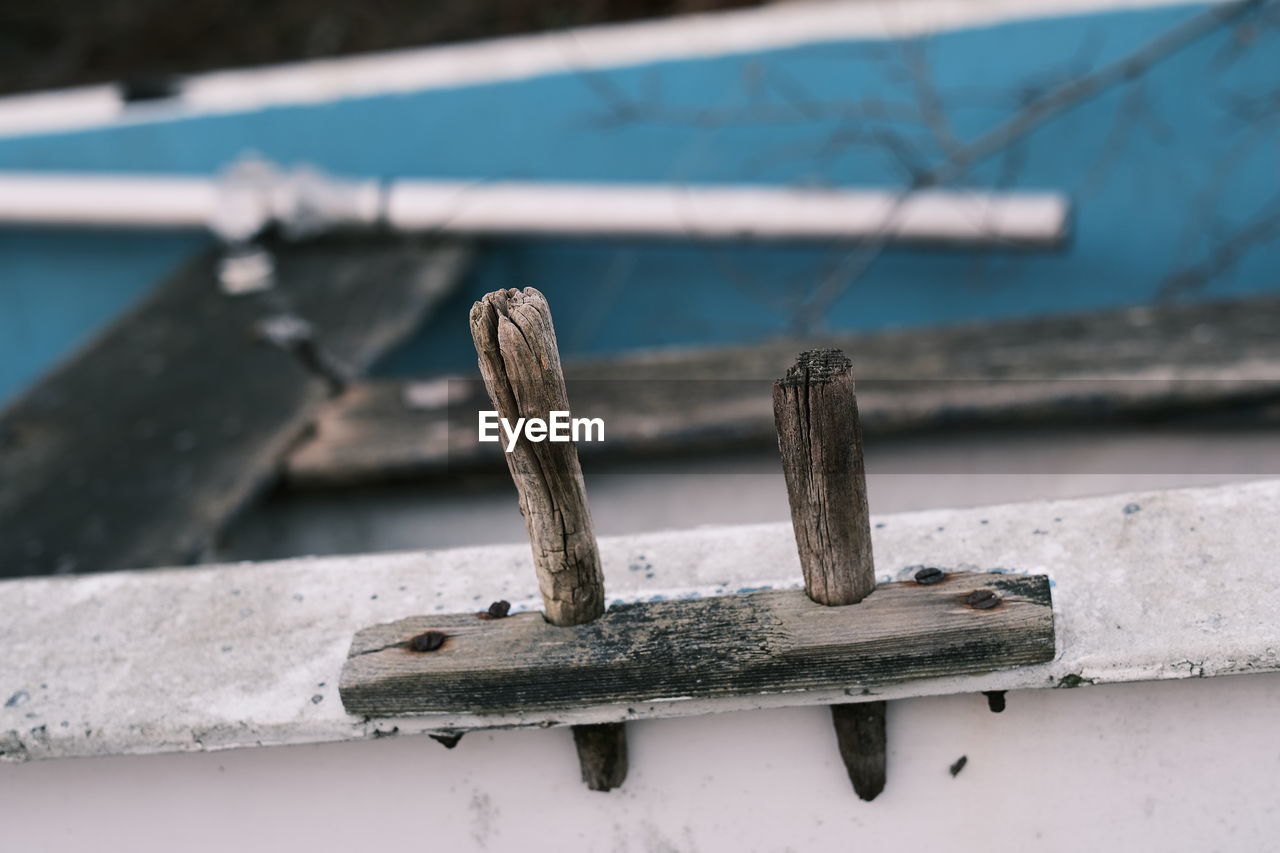 CLOSE-UP OF RUSTY CHAIN ON RAILING