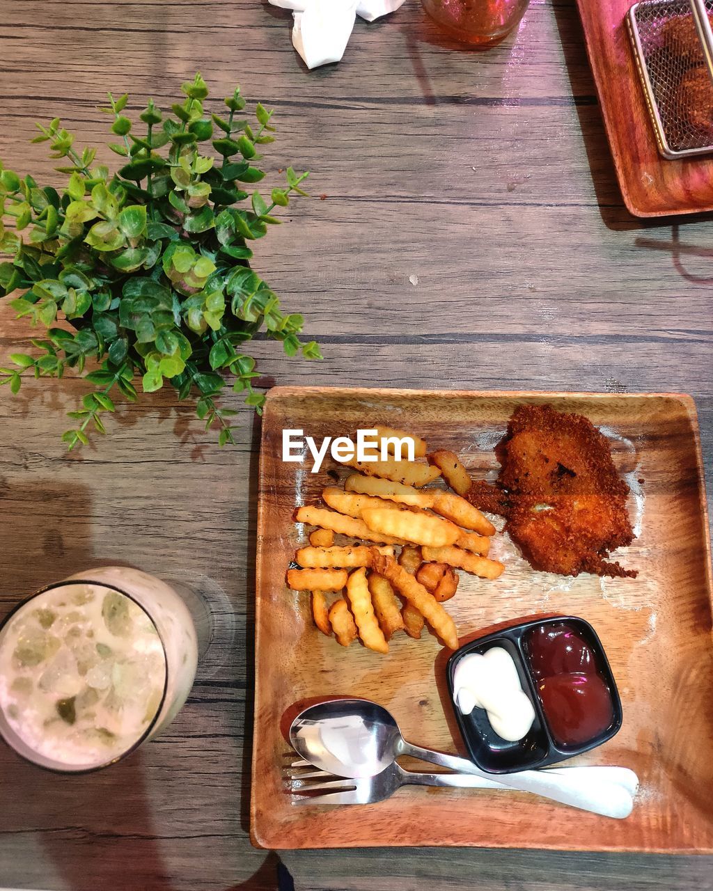 HIGH ANGLE VIEW OF BREAD ON CUTTING BOARD