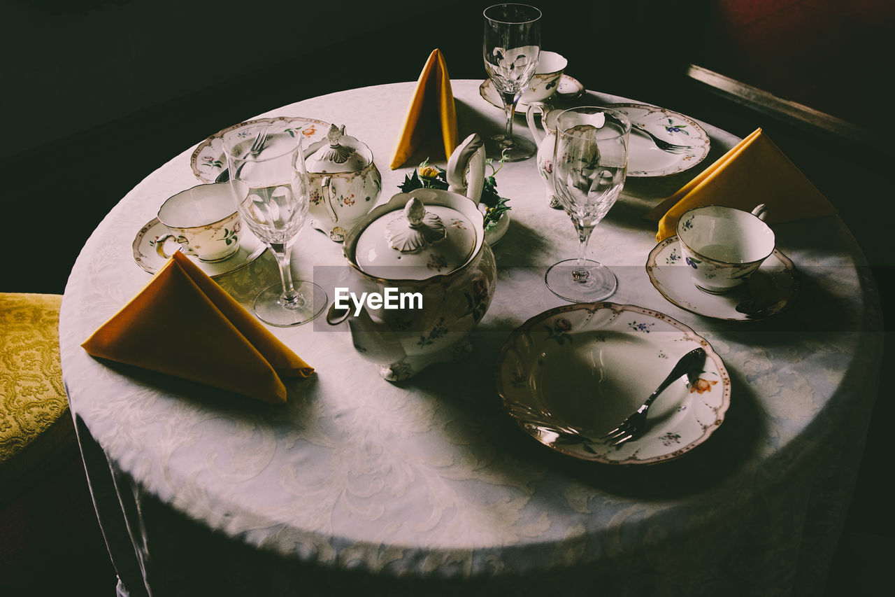 CLOSE-UP HIGH ANGLE VIEW OF DRINK ON TABLE